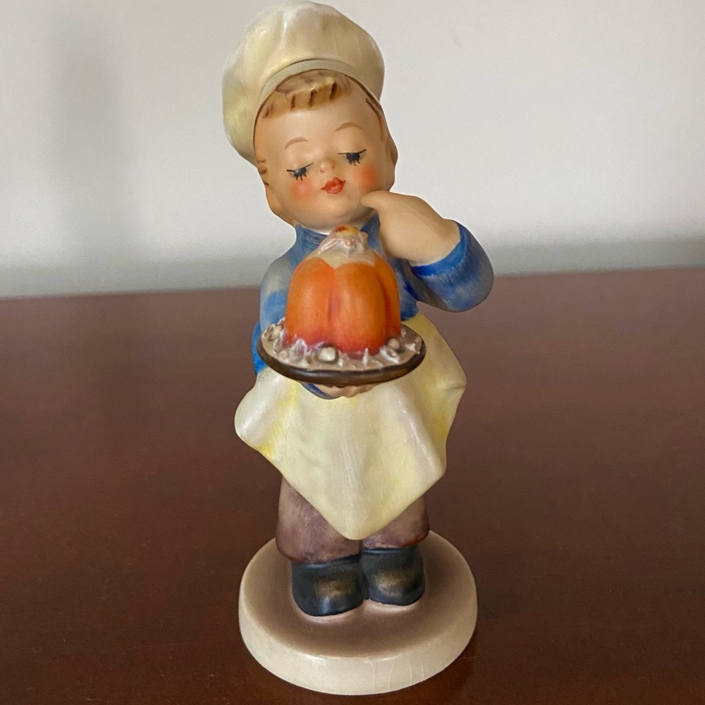 Goebel Hummel # 128 Baker TMK 4, 1964-1972